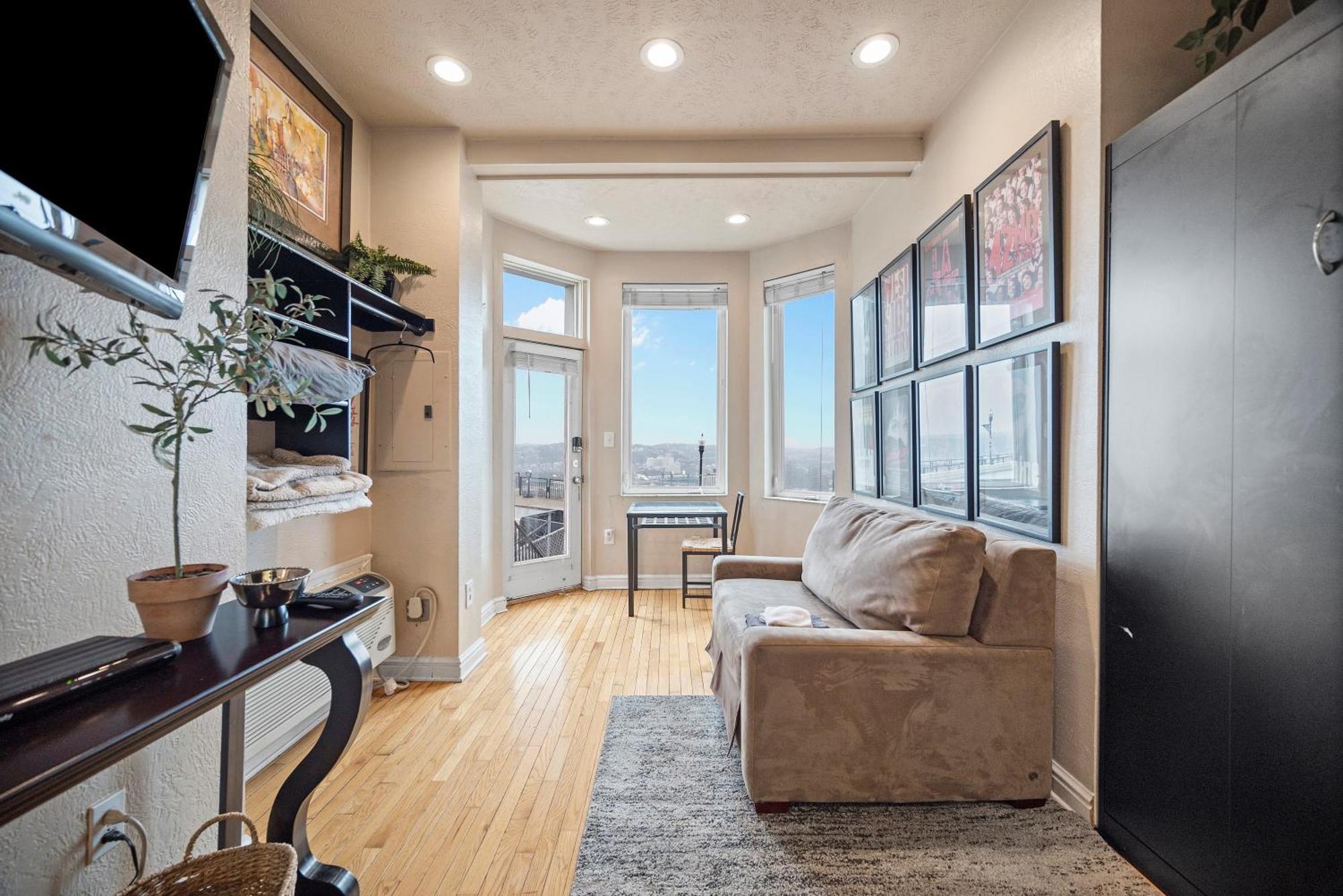Charming Studio-Panoramic View-Your Pittsburgh Sanctuary Apartment Exterior photo
