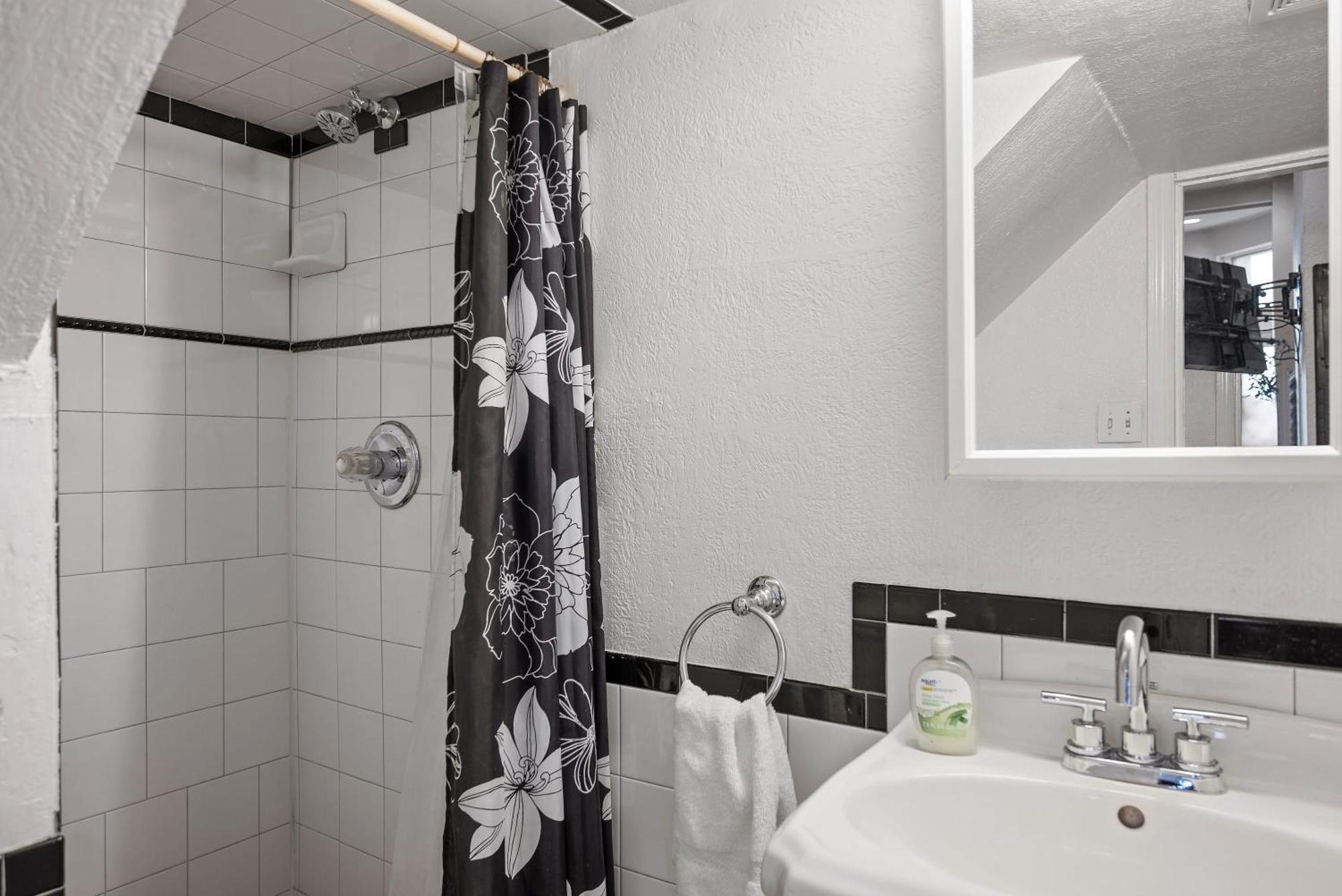 Charming Studio-Panoramic View-Your Pittsburgh Sanctuary Apartment Exterior photo